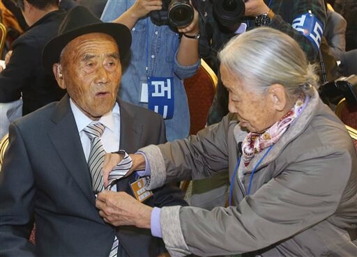 Elderly Koreans Bid Tearful Farewell after Brief Reunions
