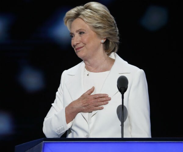 Hillary Tweets Out Thanks to Neighbors For Holiday Display