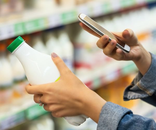 US Households Cut Back on Spending: NY Fed