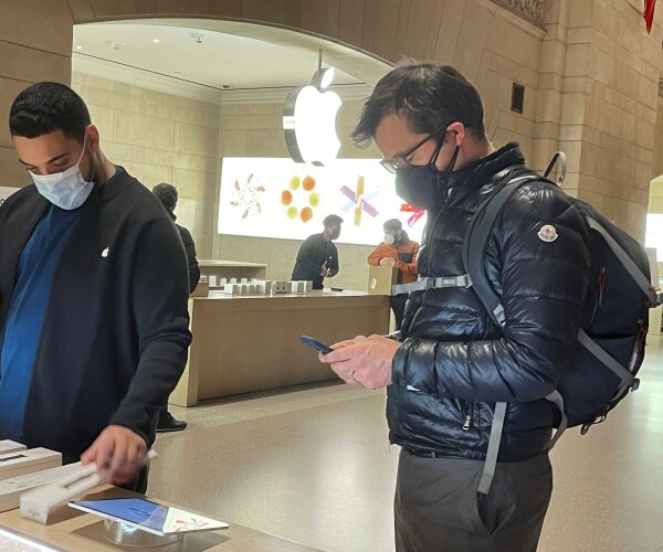 Apple to Require Customers to Wear a Mask in All US Stores