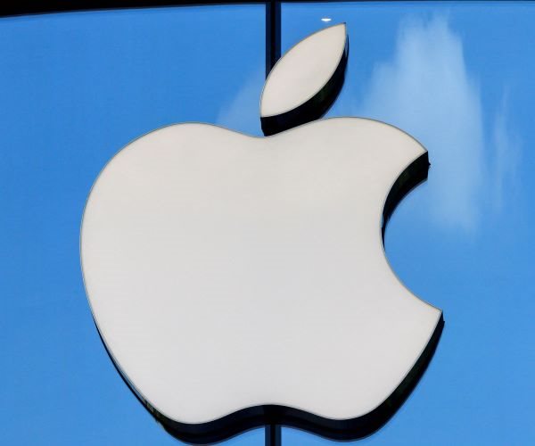 Apple Supplier Hires 100,000 at COVID-hit Chinese Plant