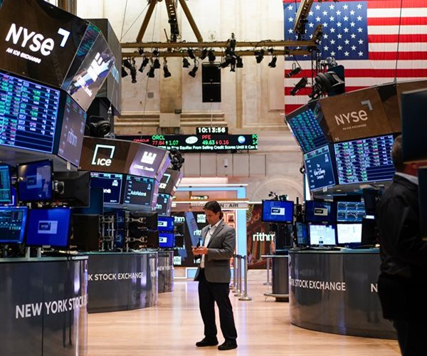 Wall Street Climbs as Investors Brush Off Shutdown Fears