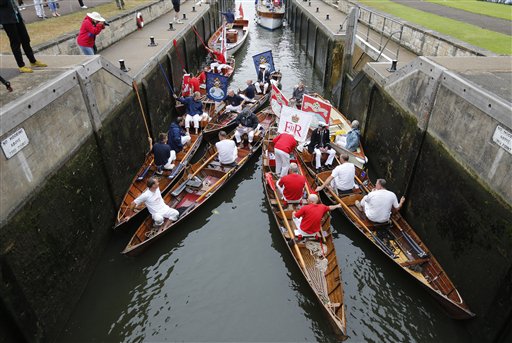 Teams on the Thames Count the Monarch's Swans