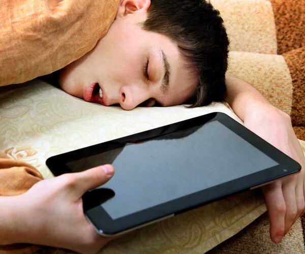 Less Screen = Happier Teenager, Report Says