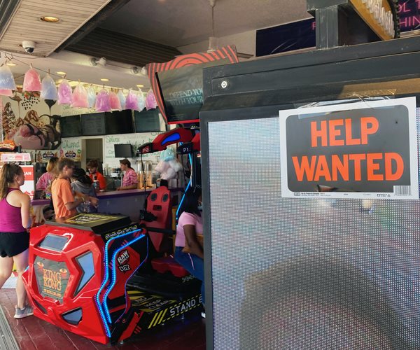 US Jobless Claims Drop by 14,000 to 385,000