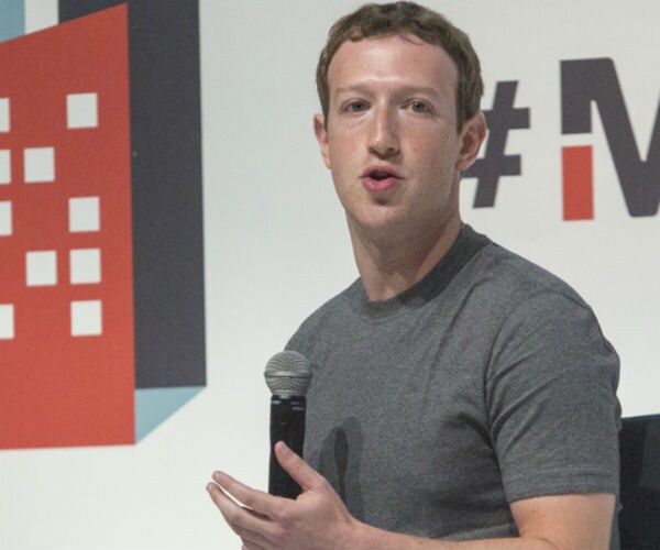 Crisis Experts Say Facebook Has Mishandled the Data Scandal