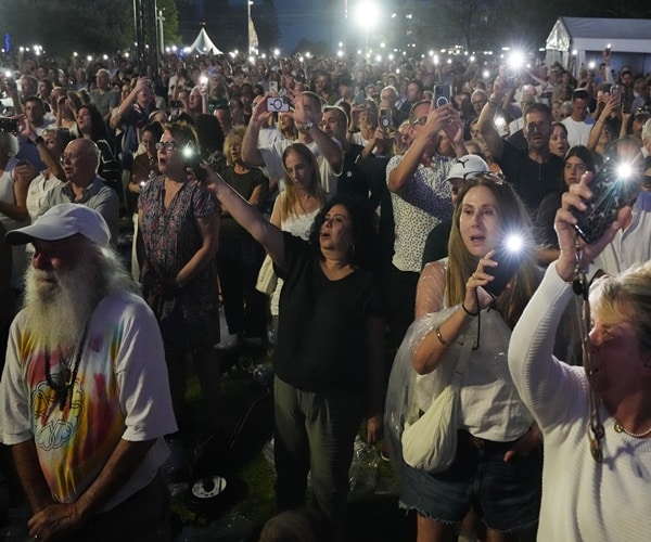 Thousands Gather at Bondi Beach to Mourn Victims of Antisemitic Attack