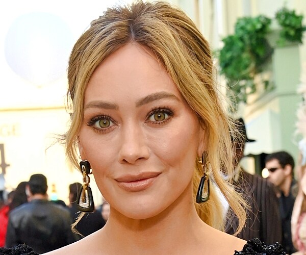 hilary duff facing forward