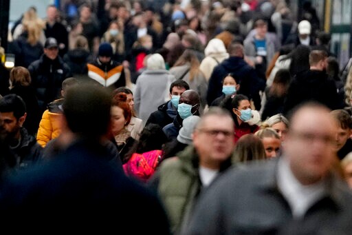 UK Health Boss Won't Rule out New COVID Controls before Xmas