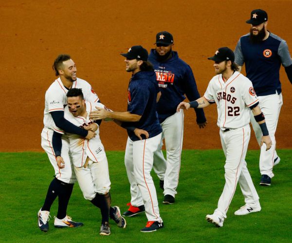 Altuve's Dash Lifts Verlander, Astros over Yanks in Game 2