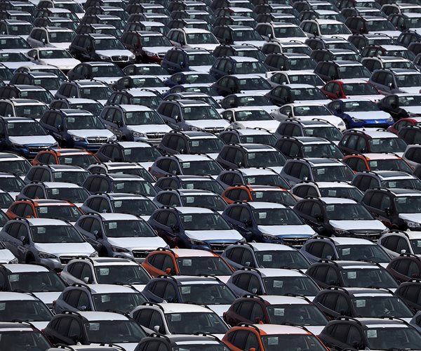 Trump Delays Imposing Auto Tariffs 