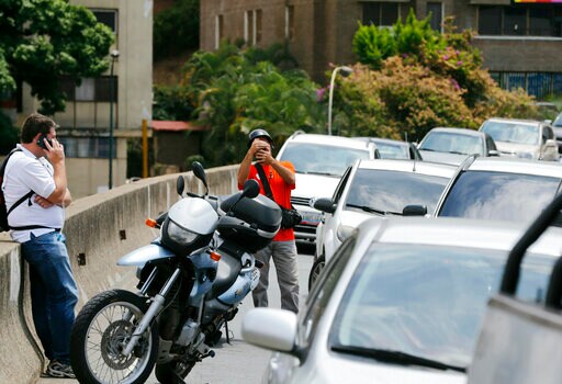 Venezuelans Turn Highway off Ramp into Cellphone Hotspot