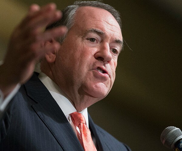 Huckabee: Hillary Owes Me Apology Over Holocaust Reference