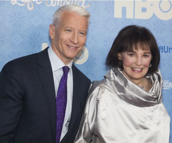 cnn anchor anderson cooper with his mother, gloria vanderbilt in 2016