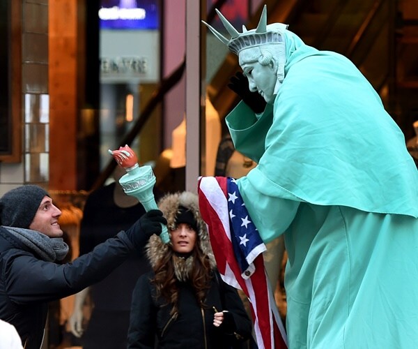 International Tourism to US Fell Nearly 8 Percent in Spring