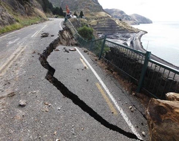 Powerful Quake Strikes near New Zealand, Triggering Tsunami