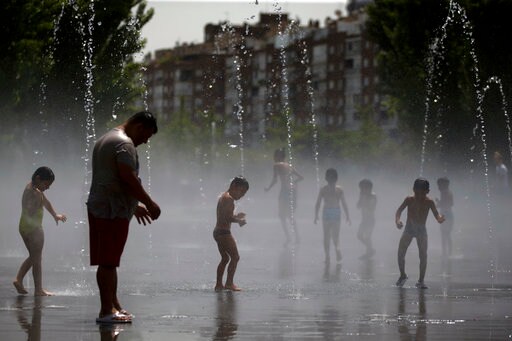 The Latest: Hundreds of Workers Battle Portuguese Wildfire