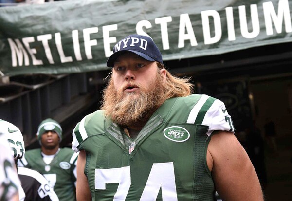 Nick Mangold of Jets Dons NYPD Hat in Honor of 2 Slain Officers