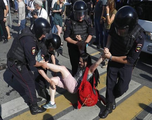 Putin Leads Russian Naval Parade After Crackdown in Moscow
