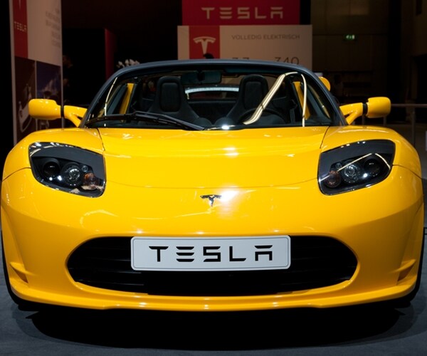 Tesla Shares Fall 6.5% From Record High in S&P 500 Debut