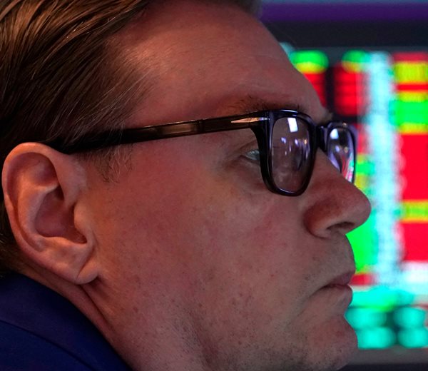 Dow Drops 530 Points on Rate Cut Caution, Oil Spike