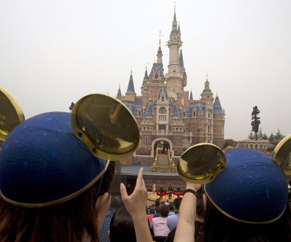 Shanghai Disneyland Re-Opens After 3-Month Closure Due to Coronavirus