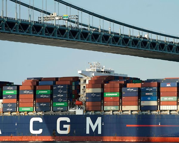 US Exports Hit New Record in June, Lowering Trade Deficit