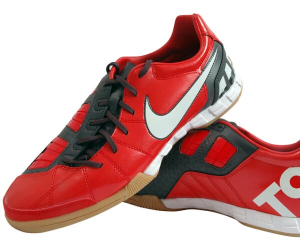 Nike Declines After Athletic Giant Gives Bleak US Outlook