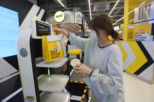 AI Robots Serve Restaurant Customers in South Korea