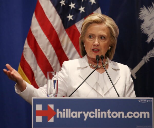 In Iowa, Hillary Battles the Ghosts of Her 2008 Campaign