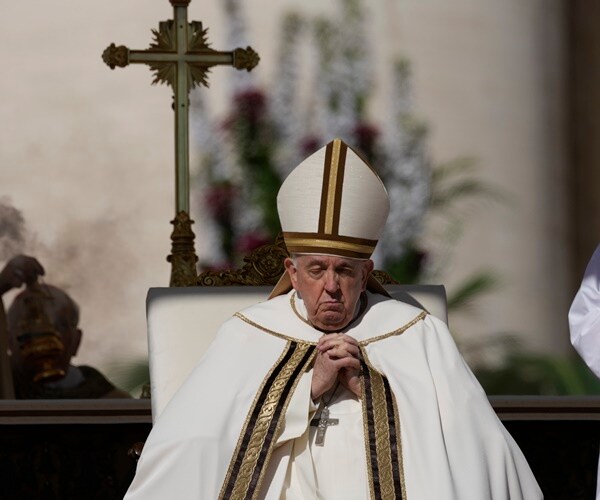 Pope, Big Crowd Mark Easter in Flower-Adorned Vatican Square