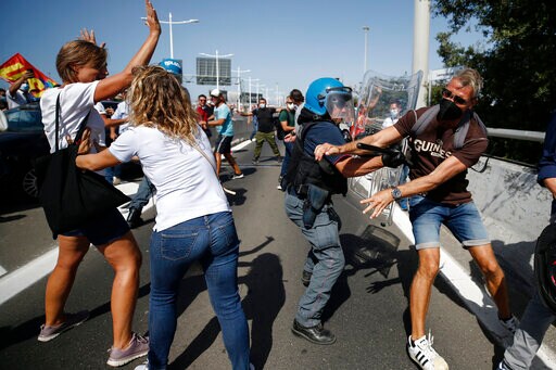 Workers for Soon-to-be-defunct Alitalia Block Highway Exit