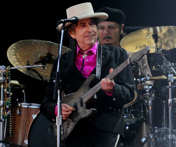 Bob Dylan Now Says Will Accept Nobel Prize for Literature