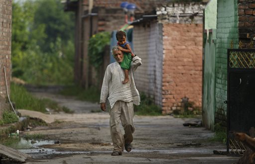 AP PHOTOS: Kashmiris Suffer as India, Pakistan Trade Fire