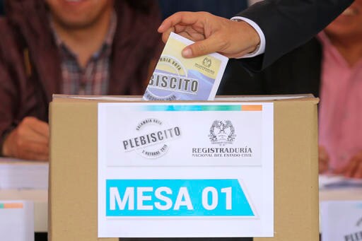 The Latest: 'No' Vote Edges into Lead in Colombia Referendum