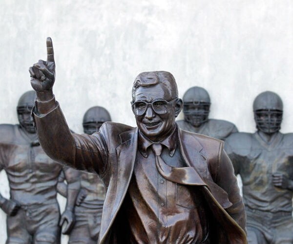 Former Penn State Players Sign Letter to Restore Paterno Statue 