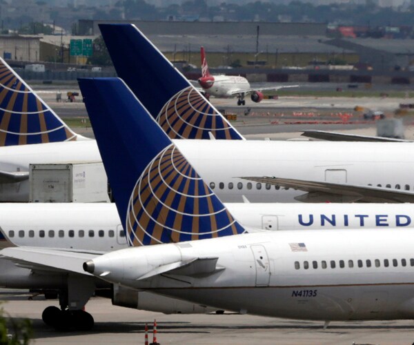Infant Overheats on United Flight Sitting on Hot Tarmac