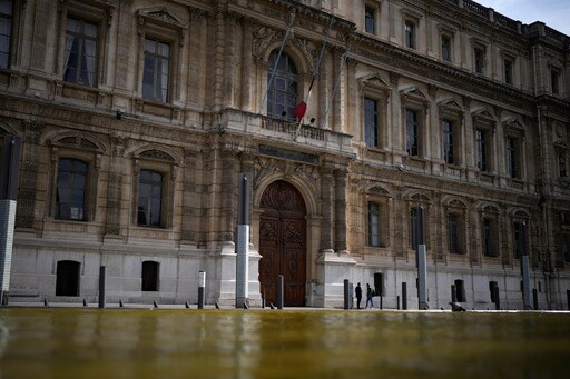 13 People Held in France in Gas-meter Pension Protest Dump