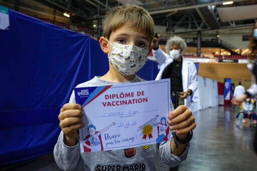French Kids Line up to Get Vaccine Shots as Omicron Spreads