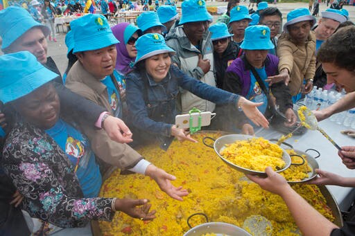 Chinese Billionaire Treats 3,000 Workers to Paella in Spain