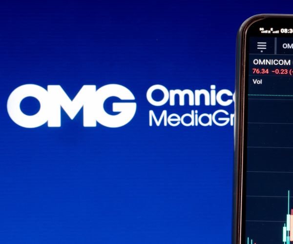 Top Agency Omnicom Tells Clients to Pause Twitter Ads