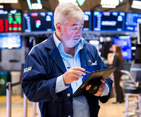 Tech Stocks Pressure Wall Street as Caution Sets In