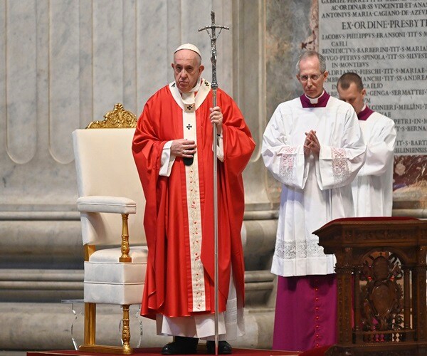 Pope Opens Holy Week Amid Pandemic; Says Now Is the Time to Serve