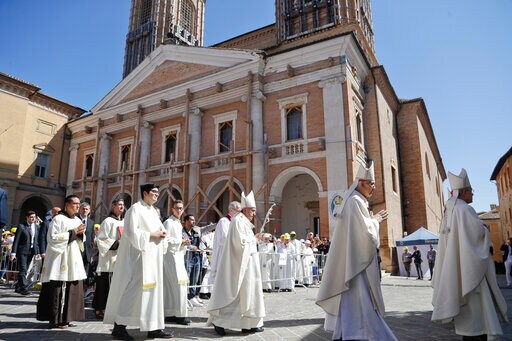 Pope Dons Helmut to Enter Earthquake-hit Cathedral in Italy