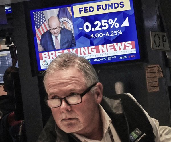 Wall Street Ends Mixed After Fed's Rate Cut, Outlook