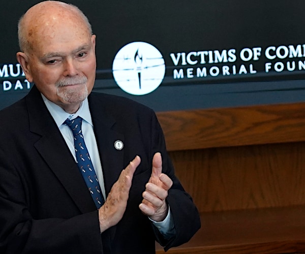 lee edwards claps his hands