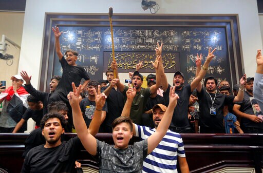 Iraq Cleric's Followers Camped out in Parliament for 2nd Day