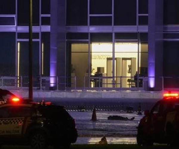 Blasts Outside Brazil's Supreme Court Leave 1 Dead, Force Justices to Evacuate
