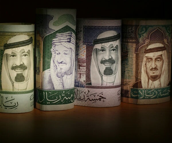 Saudi King Slashes Salaries of Ministers, Employee Bonuses