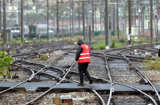 Planned France Strikes Promise Bleak Commute for Travelers